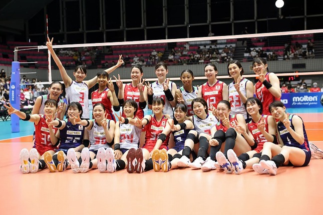 日本女排红白对抗赛19名球员合影