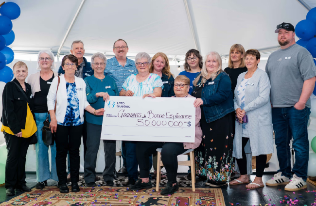 14人合買(mǎi)團(tuán)擒5000萬(wàn)加元大獎(jiǎng)