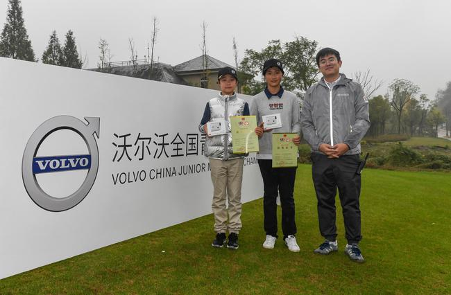 女子“新叶”奖获得者肖凯莉（左）、“未来之星”奖获得者王子言（中）