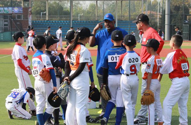 查克•麦克尔罗伊与小选手们训练交流