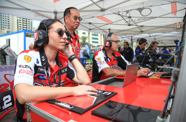 时刻关注赛事情况的中国天荣队教练团队