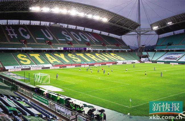 5月8日，韩国K联赛2020赛季首场比赛在韩国全罗北道全州世界杯体育场举行。新华社发