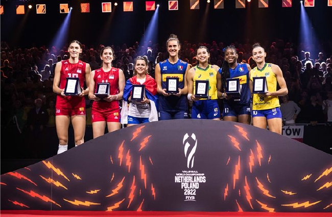 入围2022年女排世锦赛最佳阵容的选手合影