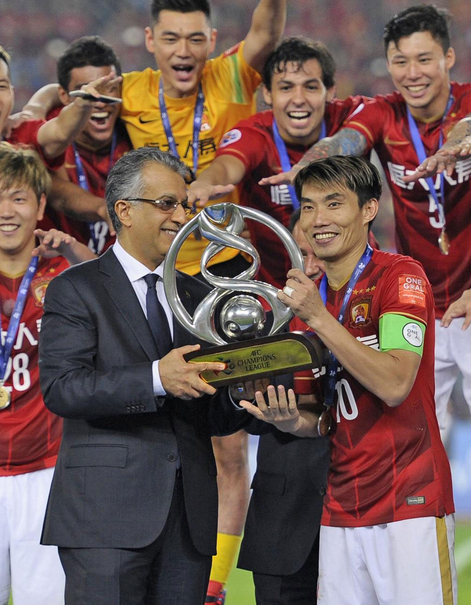郑智举起亚冠奖杯