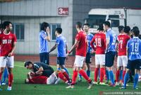 中甲险爆发两队群殴 南通教练将陈涛推倒在地