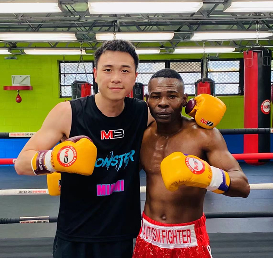 （图片：徐灿与古巴著名拳王里贡多一同训练）