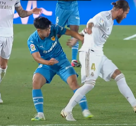 李康仁踢拉莫斯