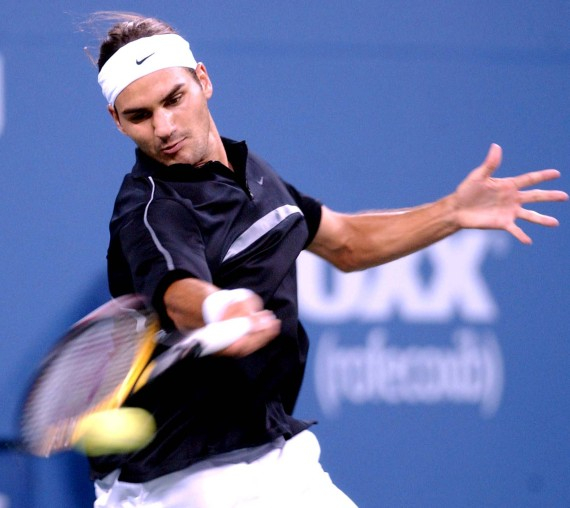 　　图为资料图年轻时的费德勒。2003年8月31日，瑞士选手费德勒在纽约举行的美国网球公开赛比赛中。新华社记者彭张青摄