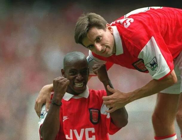 锋线搭档伊恩-赖特和阿兰-史密斯