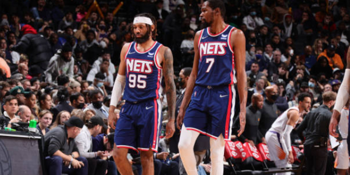 篮网与太阳激战正酣巨星对决引爆全场球迷热情