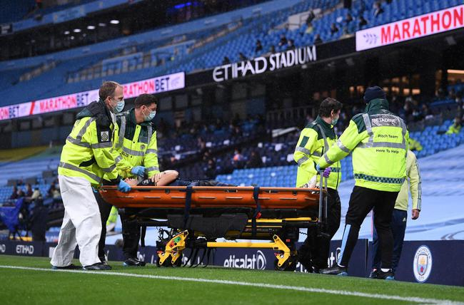 扎卡受伤被担架抬出