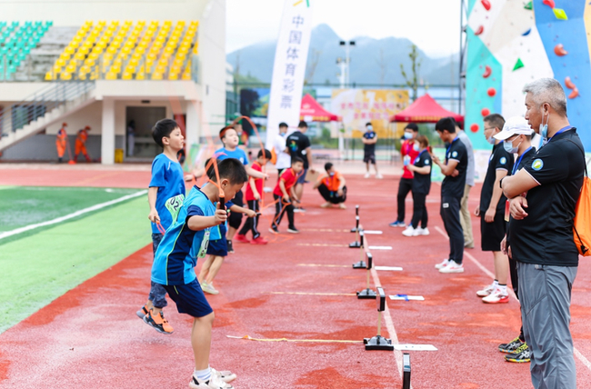小运动员在做赛前素质测试
