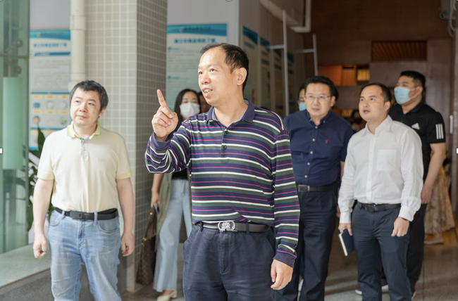 （黄向真校长介绍校园文化）