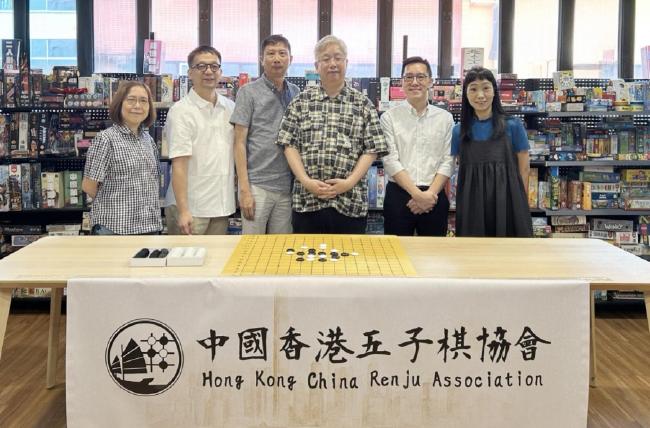 从左起委员何秀容女士、书记长陈配昌先生、副会长余仲乐先生、会长冯立荣先生、副会长吴逸鸿先生、管库蓝溎英女士