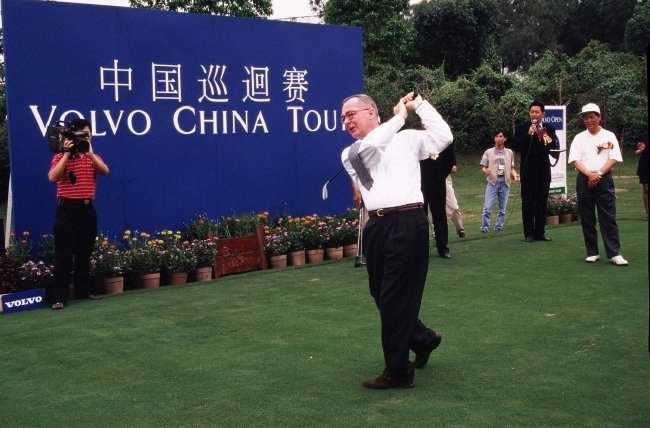 1995年，梅尔-派亚特在中国巡回赛的开球庆典上