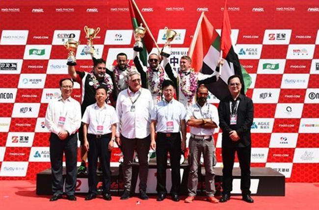 　　2018F1摩托艇世锦赛襄阳大奖赛上，国家体育总局水上运动管理中心党委书记李瑞林（前排右三）与国际摩联F1委员会委员李浩杰（前排右一）为前三名赛手颁奖