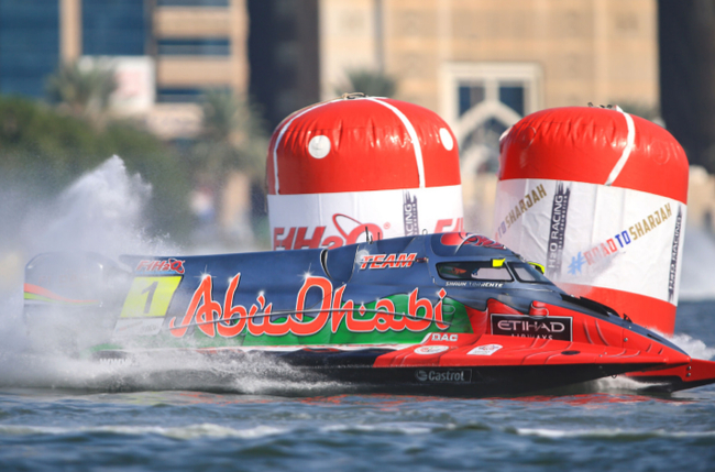 肖恩•多仁特驾驶1号赛艇拐弯