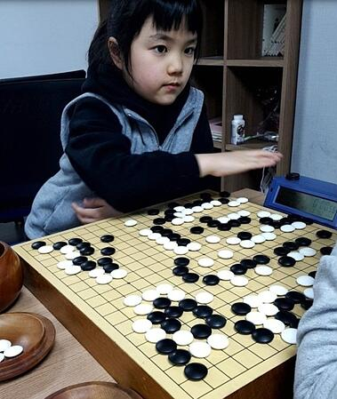 仲邑菫还有一个习惯，喜欢在对局中确认对方的面部表情。