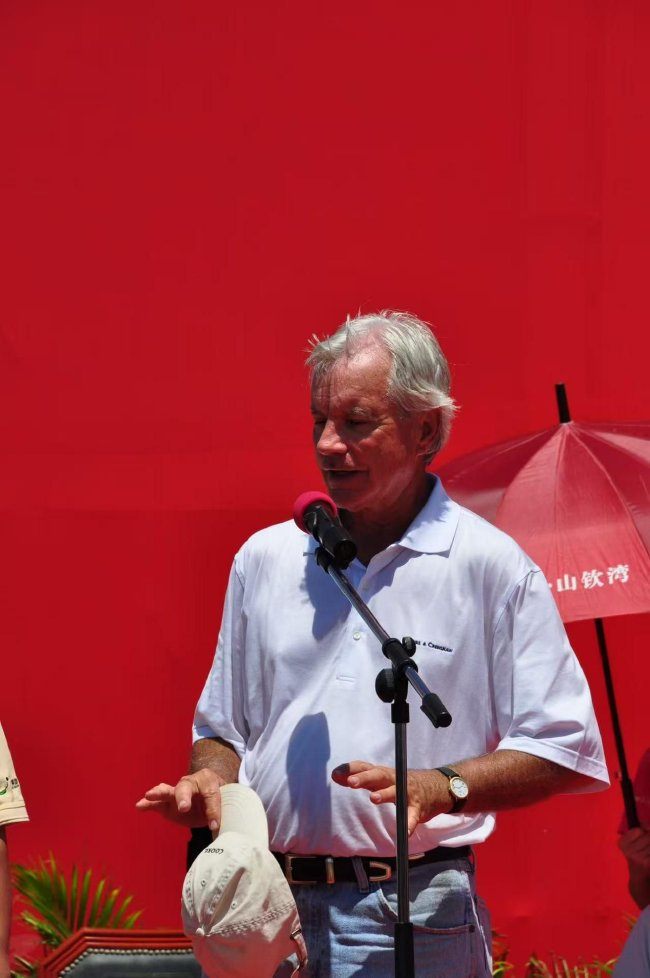 比尔-库尔在典礼上致辞