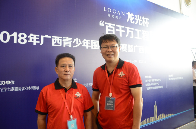 蒋谦（右）和他的老师合影