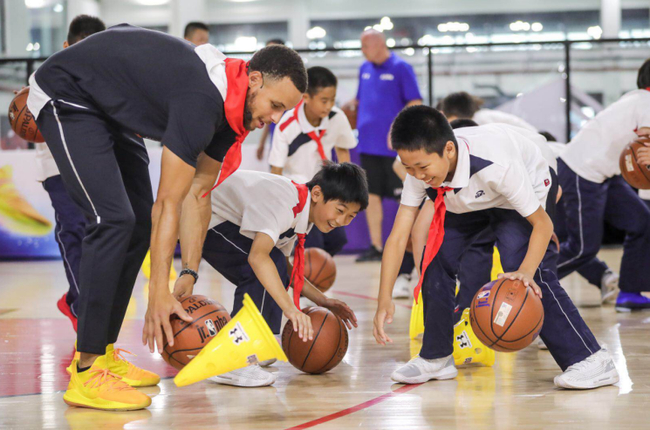 库里童心大发，与学生亲密互动