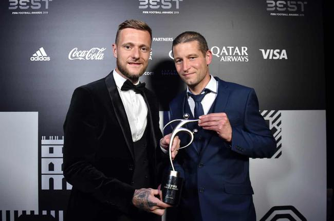 利兹联队长库珀（左）