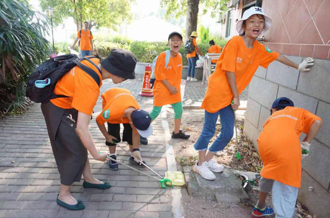 大赛现场，泓燕环保亲友团环保小使者在践行环保