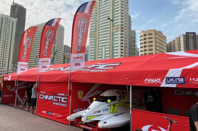 沙迦F1围场里的中国队帐篷，赛队人员在里面忙碌