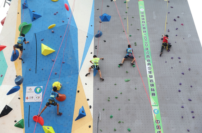 男子难度线路组小运动员们正在努力攀爬