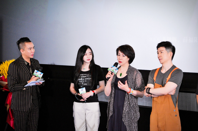 编剧张宁宁（右二）