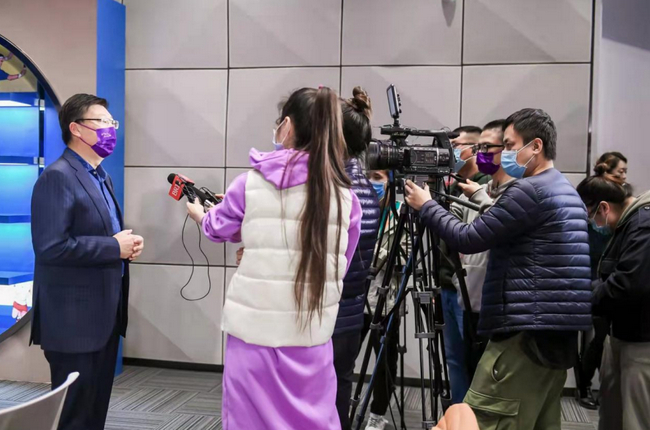 全国名校EMBA网球联盟秘书长殷涛在发布会现场接受采访