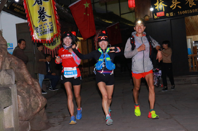 现场观众为穿越古镇的选手鼓掌