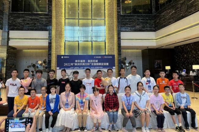 han moyang (7th from the right) 2022-07-19 (Image credit:
44
) (image inlined from k.sinaimg.cn) han moyang (7th from the right) 2022-07-19 (Image credit:
44
)