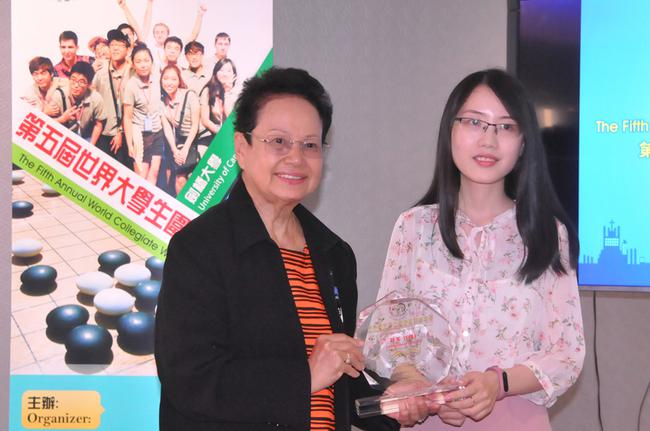 Vanthanee为女子组冠军金珊颁奖