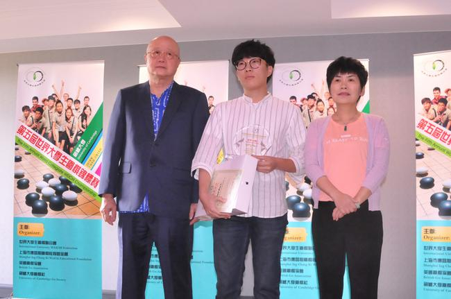 应明皓和华学明为A组冠军白云起颁奖