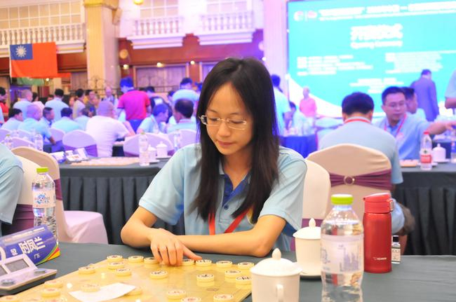象棋美女时凤兰