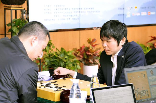 李世石凝神思考