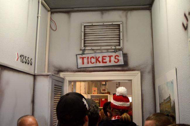 仍有手工色彩的售票处