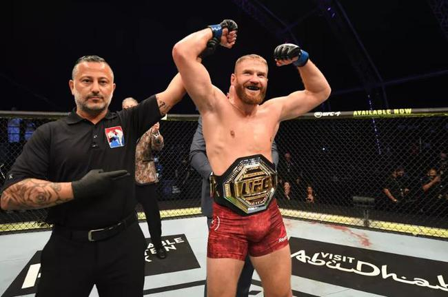 布拉乔维奇在UFC253中KO雷耶斯成为了新任轻重量级冠军