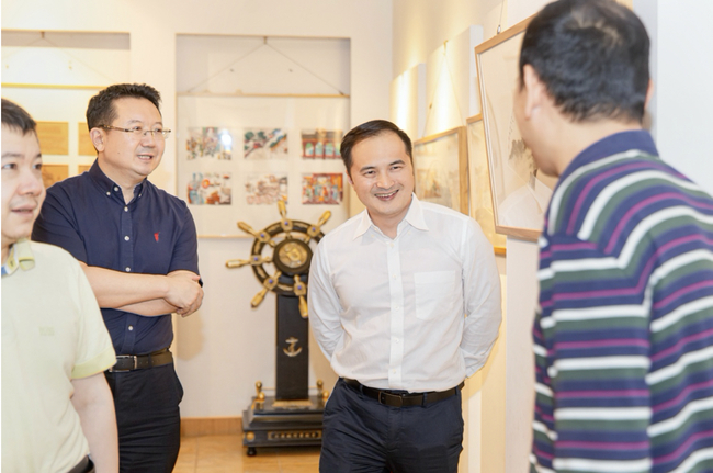 （龙华区教科院黄思亮院长了解围棋课程情况）