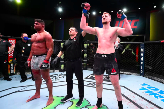 沃尔科夫在第二回合TKO终结了欧沃瑞姆