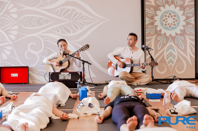 专业导师通过现场唱诵和演奏，为体验者们带来多样瑜伽课程