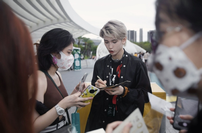 JBcob @JBcob一米八六 为粉丝签名