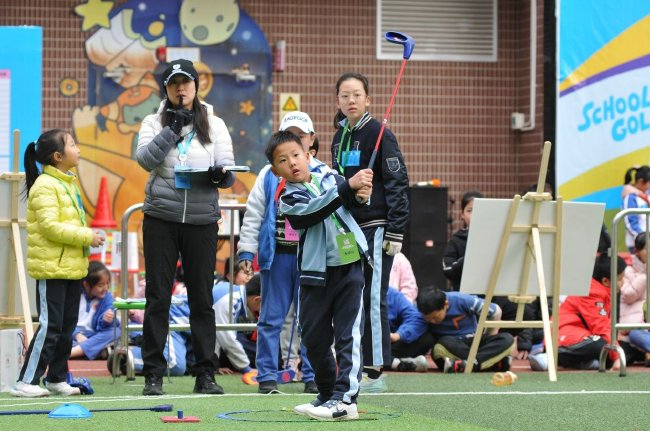 小球员有模有样