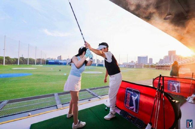 （PLAY GOLF CLUB资深耕种对体验者尽心指引）