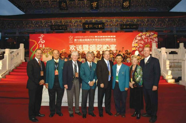 2006年理查德-布鲁纳（左三）、詹姆士-辛格陵（右四）于戴耀宗（左四）在丽江总联会