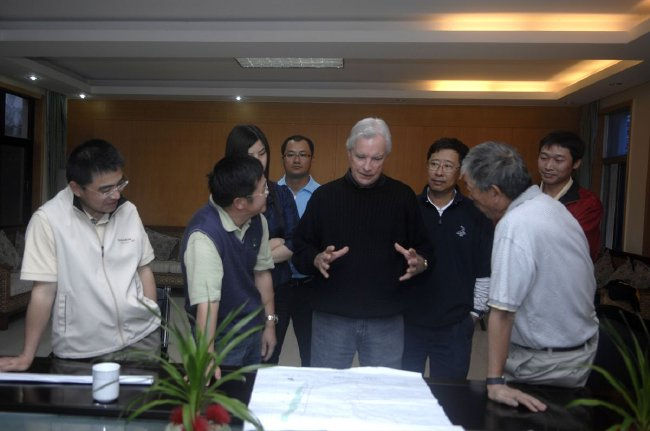 赵开国（左二）担任比尔-库尔（中）的翻译