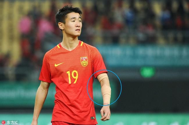 韦世豪遮挡住纹身