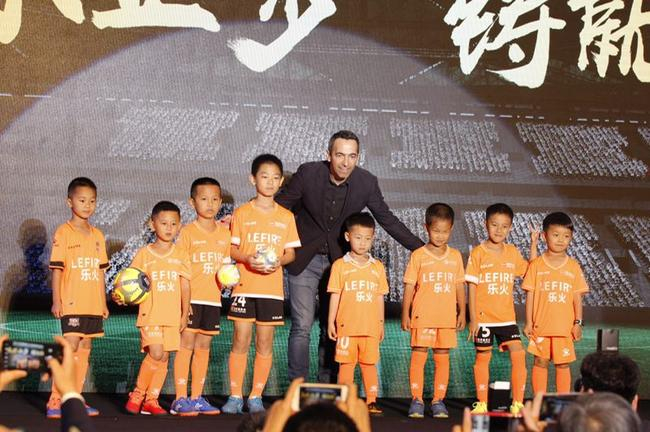 法国足球名宿尤里·德约卡夫现身