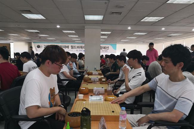 石佛李昌镐（右）